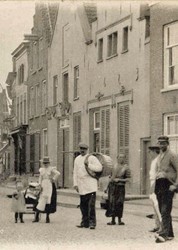 <p>Ongedateerde foto (omstreeks 1900) van de voorgevels van Meipoortstraat 39-41. Te zien is dat nr. 39 niet alleen een hijsluik op zolder, maar ook een luikopening op de verdieping had (Collectie Streekarchivariaat De Liemers en Doesburg). </p>
